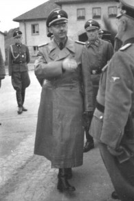 Himmler devant le "Jourhaus" du camp de concentration de Gusen. (Crédit : Bundesarchiv, Bild 192-247 / CC-BY-SA 3.0/WikiCommons)