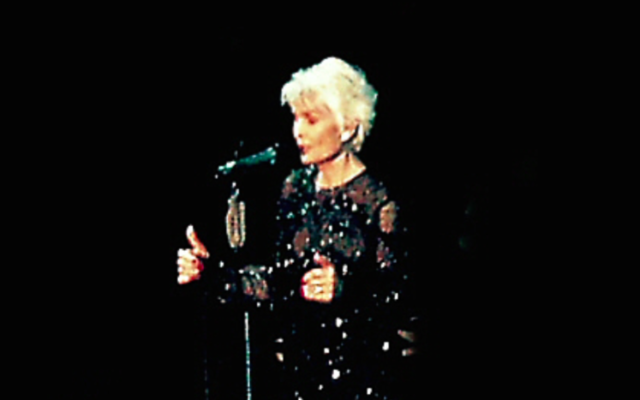 L'ancienne actrice et chanteuse israélienne Daliah Lavi, durant un concert à Gewandhaus en Allemange, en mars 2009. (Crédit : Wikimedia : CC BY-SA 3.0)