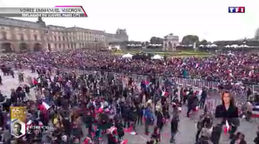 La foule sur l'esplanade du Louvre à Paris, après la victoire d'Emmanuel Macron, le 7 mai 2017 (Crédit : Capture d’écran TF1)