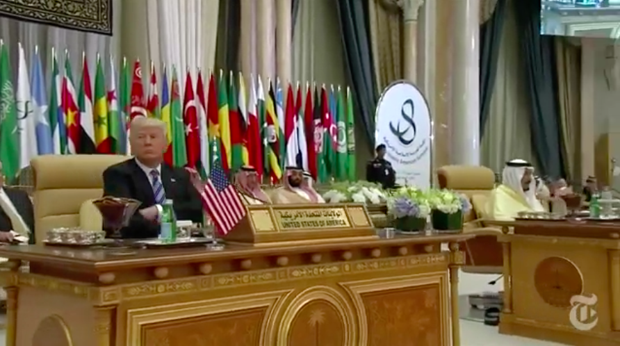 Le président américain Donald Trump pendant le sommet arabo-islamico-américain à Riyad, en Arabie saoudite, le 21 mai 2017. (Crédit : capture d'écran YouTube)