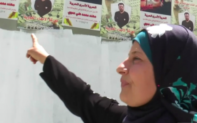 La mère d'un Palestinien arrêté après avoir tiré sur un soldat, et son diplôme de famille "martyre". (Crédit : capture d'écran Arte)