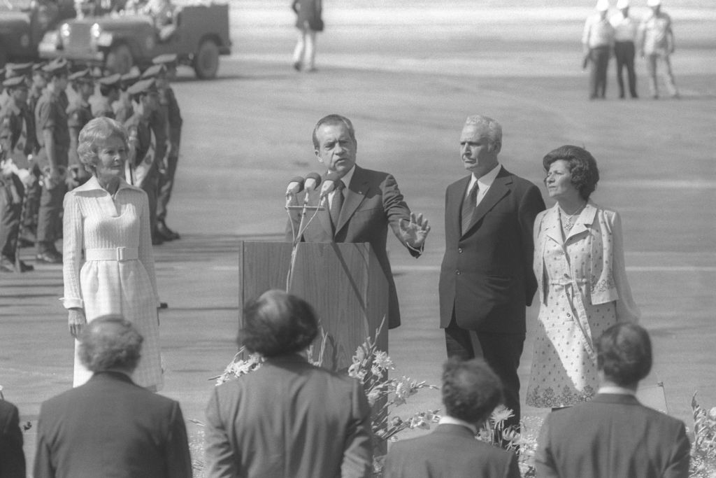 Le président américain Richard Nixon pendant sa cérémonie d'accueil à l'aéroport Ben Gurion, en 1974. (Crédit : Yaacov Saar/GPO)