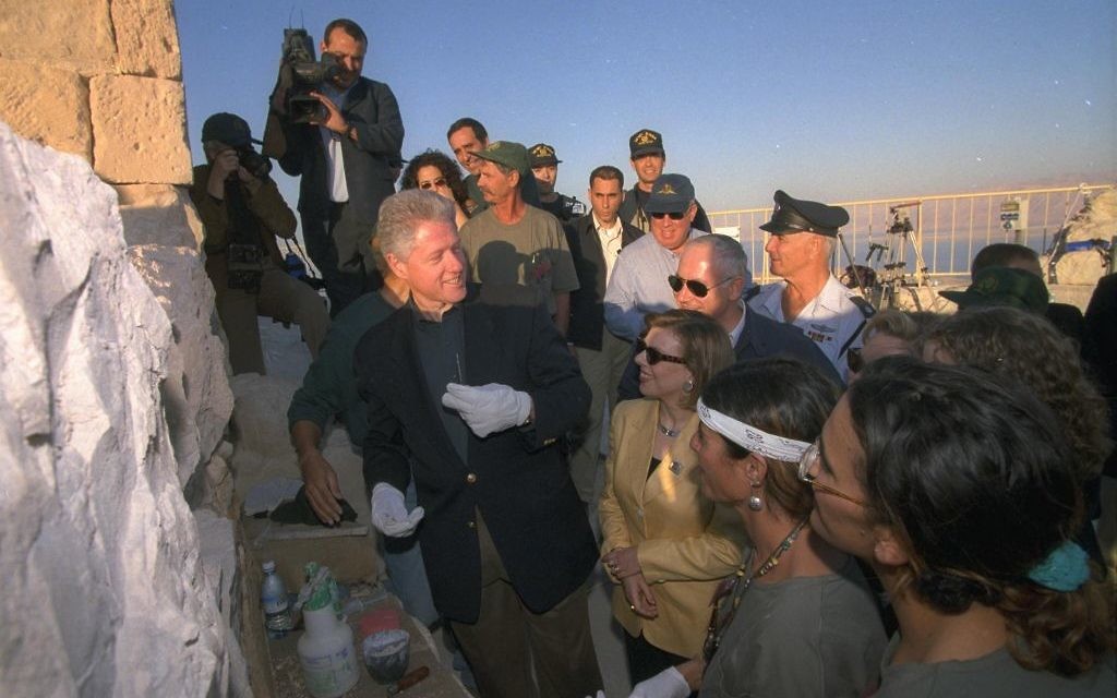 Bill Clinton, alors président américain, au sommet de Massada devant le Premier ministre Benjamin Netanyahu et son épouse Sara, en décembre 1998. (Crédit : Avi Ohayon/GPO)