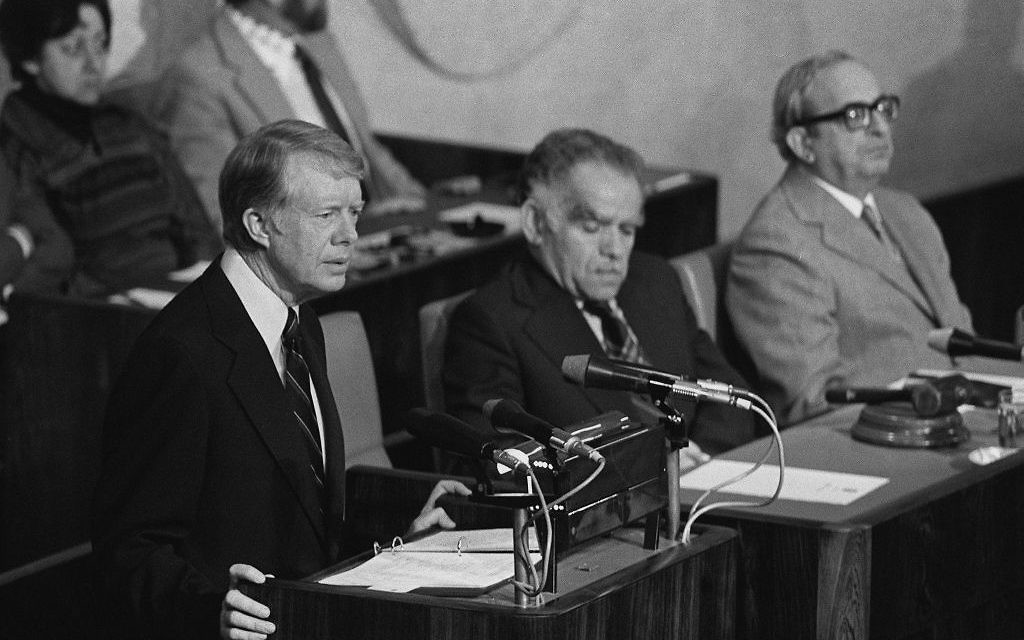 Le président américain Jimmy Carter, (à gauche), devant la plénière de la Knesset, à Jérusalem, en mars 1979. (Crédit : Yaacov Saar/GPO)