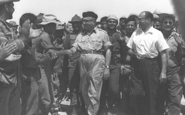 Levi Eshkol, (au centre), alors Premier ministre, et Menachem Begin, futur Premier ministre, avec les troupes israéliennes dans la péninsule du Sinaï suite à la guerre des Six Jours, le 13 juin 1967. (Crédit : GPO)