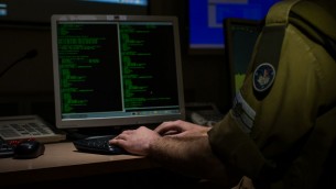 Un soldat de la division C4I de l'armée israélienne devant un ordinateur. Illustration. (Crédit : unité des porte-paroles de l'armée israélienne)
