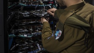 Un soldat de la division C4I de l'armée israélienne travaille sur un réseau informatique. Illustration. (Crédit : unité des porte-paroles de l'armée israélienne)