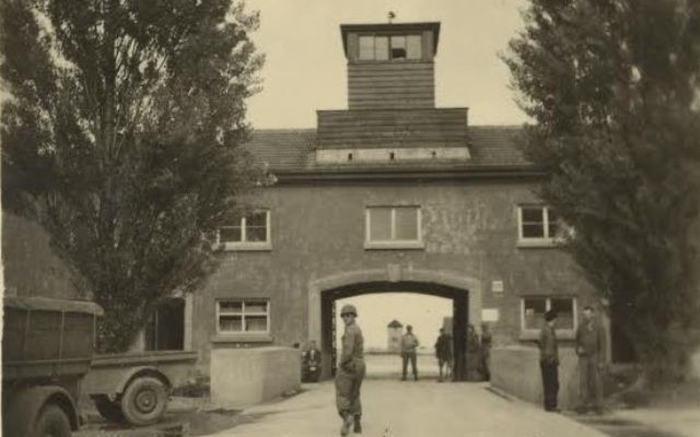 Une photo prise par Sus Ito, derrière laquelle il est écrit "le camp de prisonniers de Dachau (Crédit :Sus Ito Collection, Japanese American National Museum)