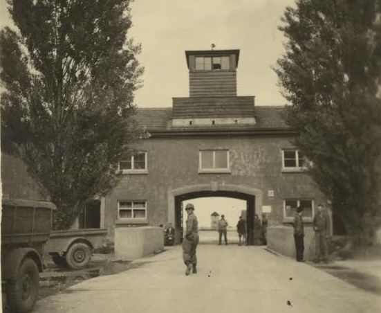 Une photo prise par Sus Ito, derrière laquelle il est écrit "le camp de prisonniers de Dachau (Crédit :Sus Ito Collection, Japanese American National Museum)