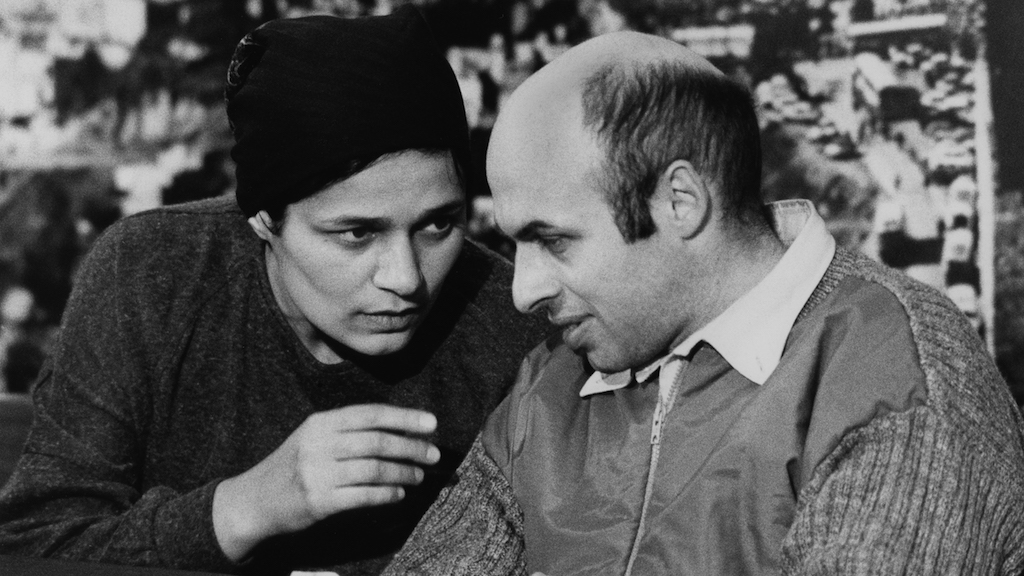 L'ancien prisonnier soviétique et refuznik, politicien israélien, défenseur des droits de l'homme et auteur Natan Sharansky avec sa femme Avital, après sa libération des prisons d'URSS, en février 1986. (Crédit : Moshe Shai/Flash90)