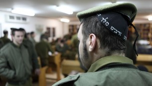 Illustration: Des soldats ultra-orthodoxes de l'armée sur la base militaire Peles dans la vallée du Jourdain (Crédit : Yaakov Naumi/Flash90)