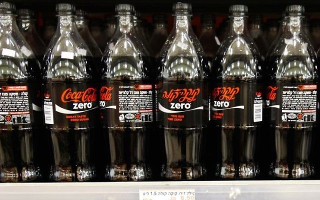 Des bouteilles de Coca-Cola Zéro dans un supermarché d'Israël, le 3 décembre 2014 (Crédit :Nati Shohat/Flash90)
