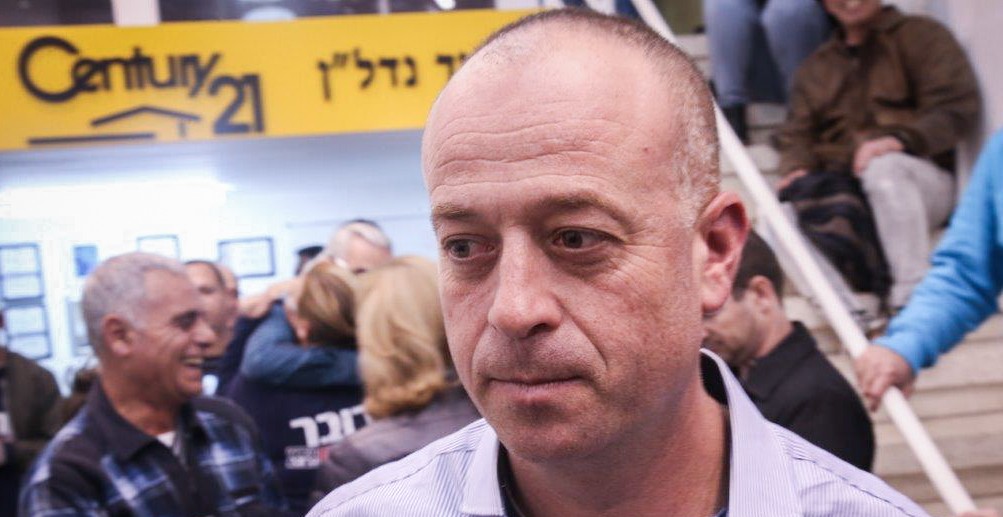 Avi Gruber pendant les élections municipales de Ramat Hasharon, le 13 janvier 2016 (Crédit : Flash90)