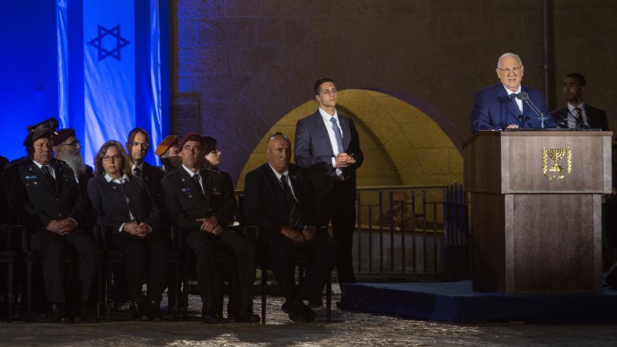 Le président Reuven Rivlin pendant la cérémonie de Yom HaZikaron au mur Occidental, le lieu le plus saint du judaïsme, dans la Vieille Ville de Jérusalem, le 30 avril 2017. (Crédit : Hadas Parush/Flash90)