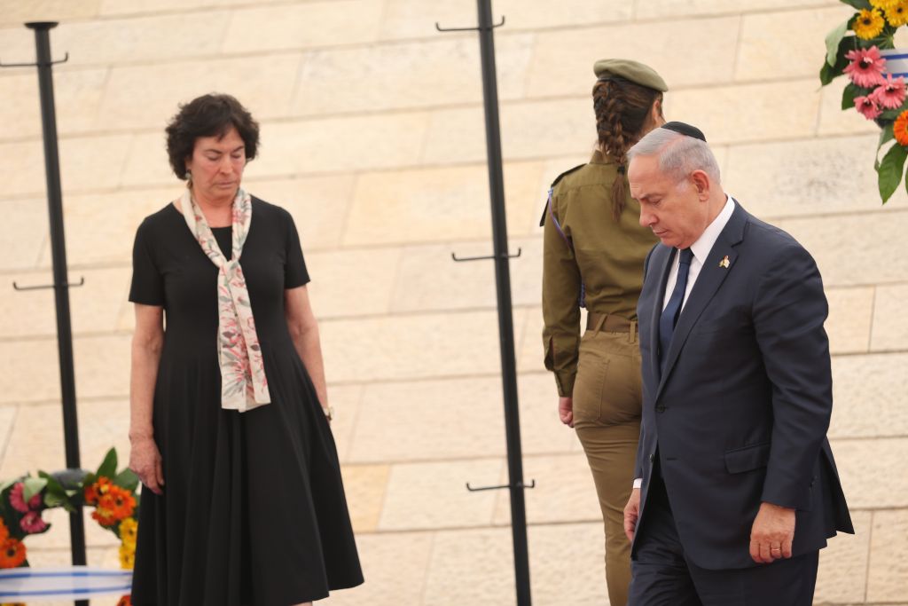 Le Premier ministre Benjamin Netanyahu pendant une cérémonie de Yom HaZikaron à Yad Lebanim, à Jérusalem, le 30 avril 2017. (Crédit : Yonatan Sindel)