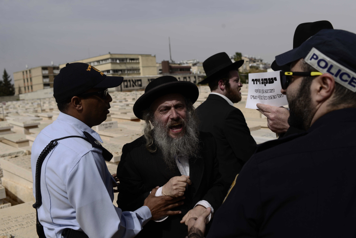 Un manifestant ultra-orthodoxe qui proteste contre une cérémonie d'hommage aux soldats ultra-orthodoxes morts au combat au cimetière de Bnei Brak, pour Yom HaZikaron, le 1er mai 2017. (Crédit : Tomer Neuberg/Flash90)