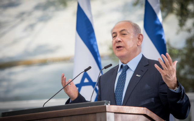 Le Premier ministre Benjamin Netanyahu pendant la cérémonie d'accueil des diplomates en Israël, à la résidence présidentielle, à Jérusalem, pour Yom HaAtsmaout, le 2 mai 2017. (Crédit : Yonatan Sindel/Flash90)