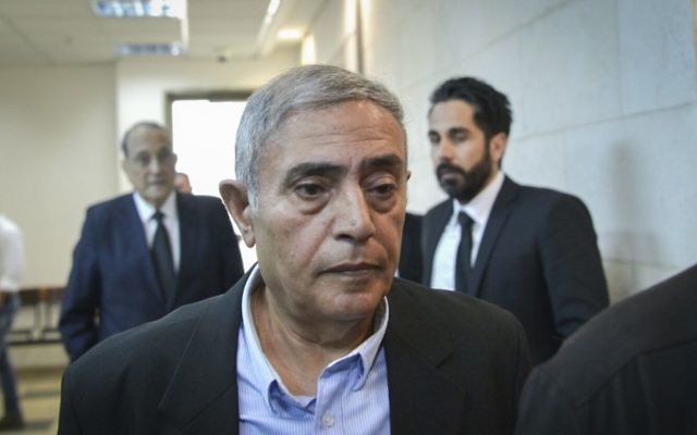 L'ancien président du tribunal de district de Nazareth Yitzhak Cohen arrive à la cour des magistrats de Rishon Lezion  pour une audience sur des accusations de harcèlement sexuel à son encontre, le 8 mai 2017. (Crédit : Flash90)
