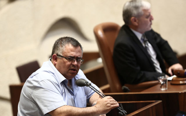 David Bitan, député du Likud et président de la coalition, pendant le débat en plénière de la Knesset sur le nouveau radiodiffuseur public, le 10 mai 2017. (Crédit : Miriam Alster/Flash90)