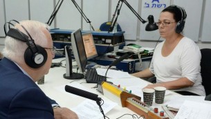 Le président Reuven Rivlin interviewé sur la radio publique israélienne pour son dernier jour de diffusion, le 10 mai 2017. (Crédit : Mark Neyman/GPO)