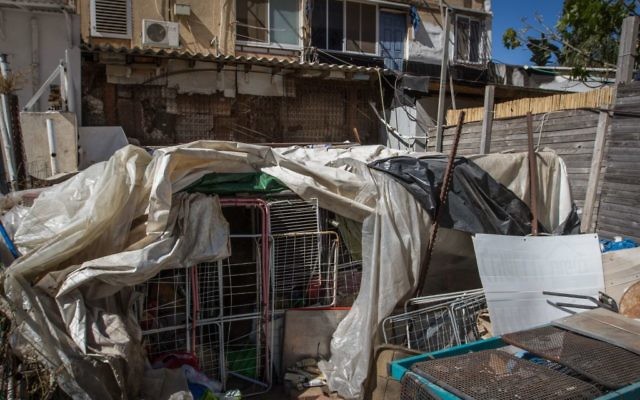 La cage extérieure d'une habitation où un adolescent de 14 ans serait resté en situation d'isolement par ses parents à Hadera, le 11 mai 2017 (Crédit : Flash90)