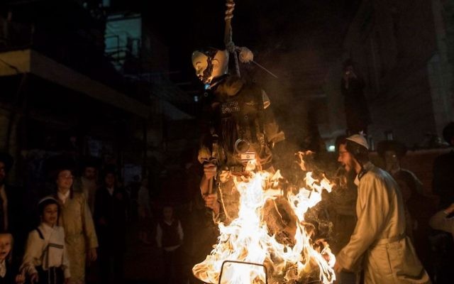 Des Juifs ultra-orthodoxes mettent le feu à l'effigie d'un soldat israélien pendant les fêtes de Lag BaOmer, dans le quartier Mea Shearim de Jérusalem, le 13 mai 2017. (Crédit : Noam Revkin Fenton/Flash90)