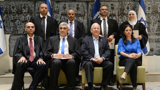 Les nouveaux qadis ou juges religieux posent pour une photo à la résidence du président le 15 mai 2017 en présence du président Reuben Rivlin et de la ministre de la Justice Ayelet Shaked. (Crédit : Mark Neyman/GPO)