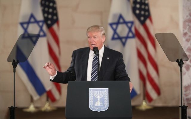 Le président américain Donald Trump au musée d'Israël de Jérusalem, le 23 mai 2017. (Crédit :  Yonatan Sindel/Flash90)