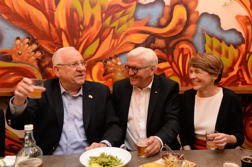 Le président Reuven Rivlin, son homologue allemand Frank-Walter Steinmeier et son épouse, Elke Budenbende, au marché Mahane Yehuda de Jérusalem, le 6 mai 2017. (Crédit : Mark Neiman/GPO)