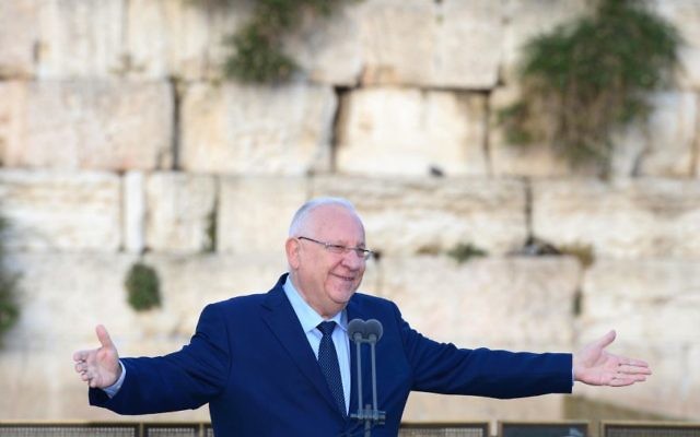 Le président Reuven Rivlin ouvre les célébrations de la Journée de Jérusalem au mur Occidental dans la Vieille ville de Jérusalem (Crédit : Mark Neiman/GPO)
