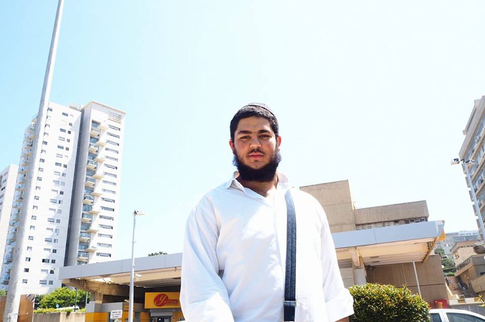 Rafael, jeune habad de 19 ans, est venu de Safed pour voter (Crédit: Pierre-Simon Assouline)