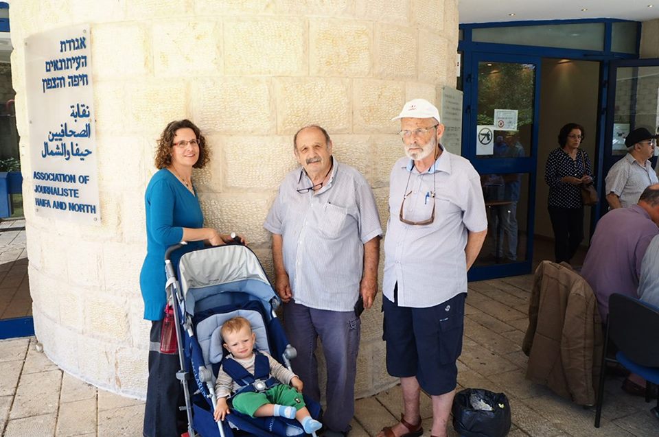 Rahel, son enfant et Naftali, accompagné de Jean. Du Kibboutz au bureau de vote (Crédit : Pierre-Simon Assouline)