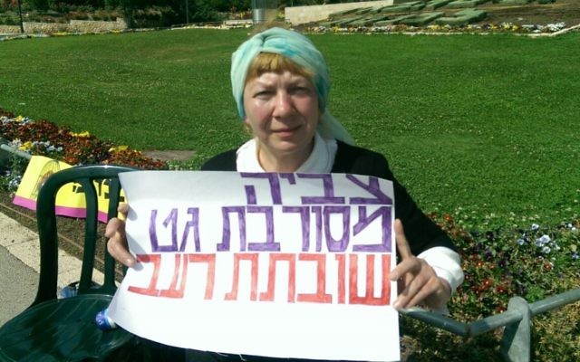 Zvia Gordetsky faisant la grève de la faim devant la Knesset après s'être vue refuser le divorce depuis 17 ans, en mai 2017. (Autorisation)