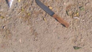Une image du couteau transporté par l'attaquant palestinien, qui s'est jeté sur des soldats israéliens dans la ville de Hébron, en Cisjordanie, le 4 mai 2017 (Crédit : Police israélienne) 