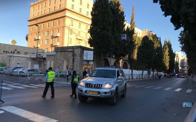 La police redirige la circulation aux abords du King David Hotel à Jérusalem en amont d'une visite du président américain Donald Trump, le 21 mai 2017 (Crédit : /Stuart Winer/Times of Israel)