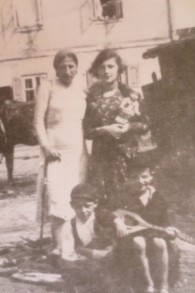 Ben Stern, au premier rang à droite, en Europe, avec une mandoline. (Crédit : autorisation)