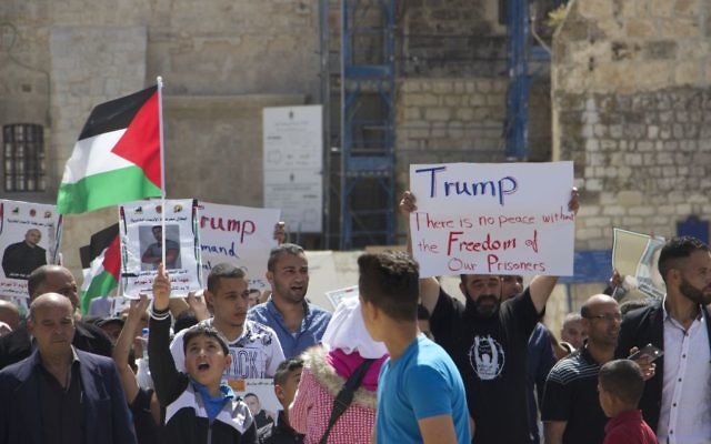 Manifestation de soutien aux prisonniers palestiniens en grève de la faim à Bethléem, pendant la visite du président américain Donald Trump, le 23 mai 2017. (Crédit : Dov Lieber/Times of Israël)