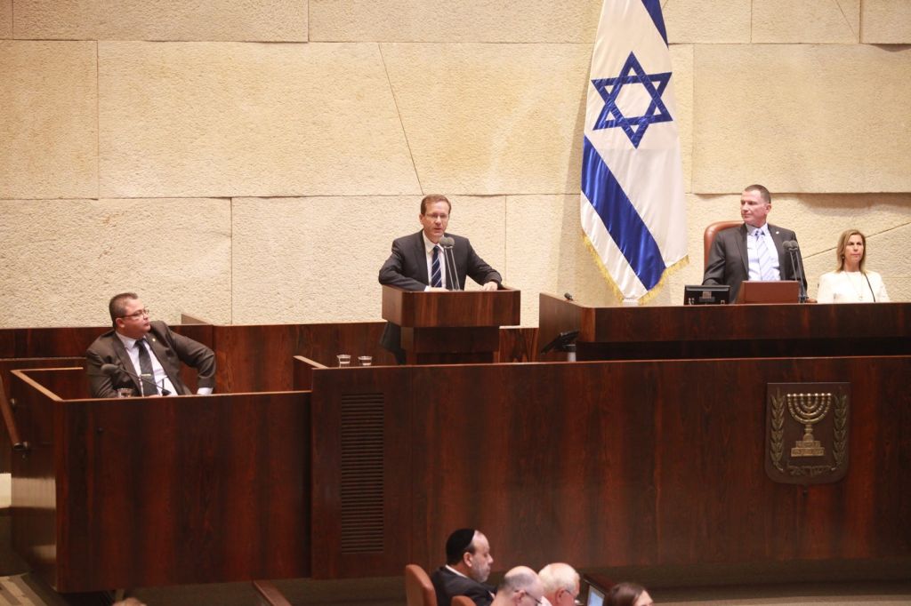 Le chef de l'opposition Isaac Herzog s'exprime lors d'une séance plénière spéciale à l'occasion de la Journée de Jérusalem à la Knesset, mercredi 24 mai 2017 (Crédit : Yitzhak Harari/service de presse de la Knesset)