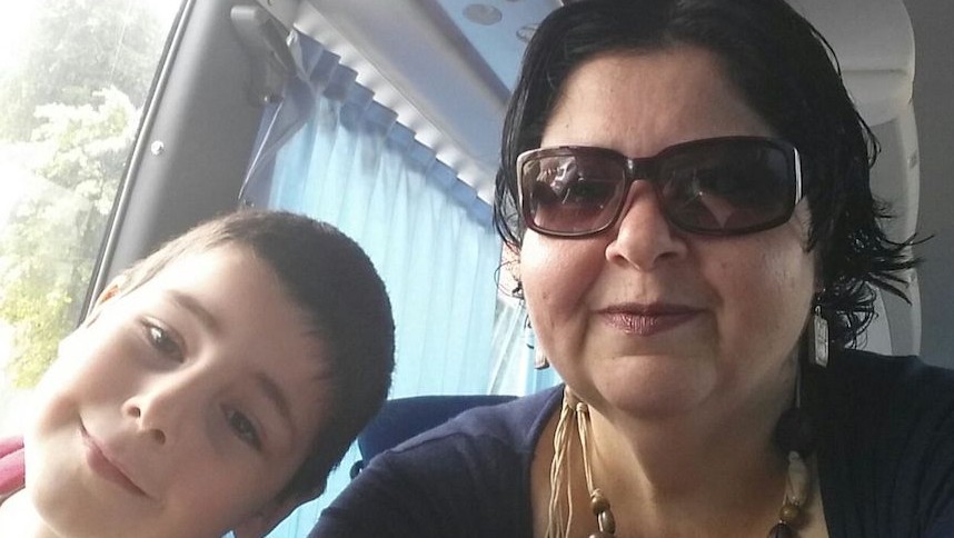 Elia Halpern et son fils à bord du bus de Noa Tnua vers Tel Aviv en 2016. (Autorisation : Halpern) 