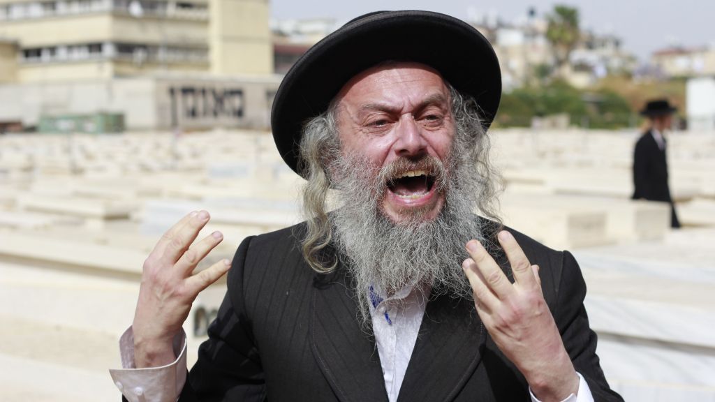 Un manifestant ultra-orthodoxe qui proteste contre une cérémonie d'hommage aux soldats ultra-orthodoxes morts au combat au cimetière de Bnei Brak, pour Yom HaZikaron, le 1er mai 2017. (Crédit : Judah Ari Gross/Times of Israël)