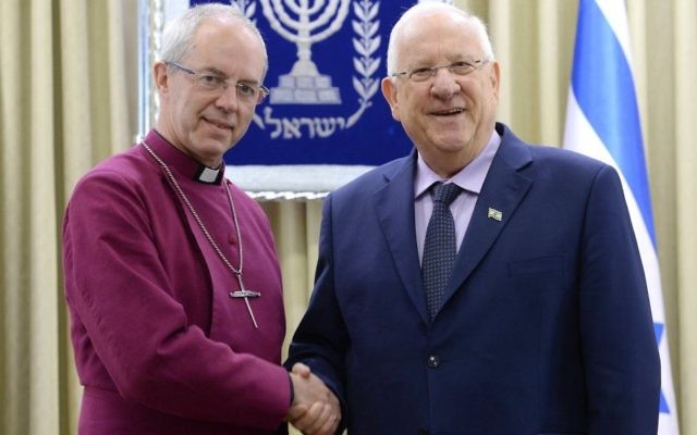 Justin Welby, à gauche, archevêque de Canterbury de l'église anglicane et et le président Reuven Rivlin, à la résidence présidentielle de Jérusalem, le 9 mai 2017. (Crédit : Mark Neiman/ GPO)