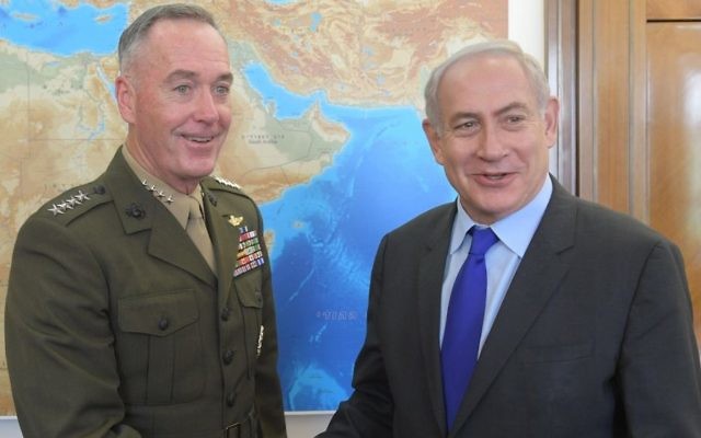 Le Premier ministre Benjamin Netanyahu et le chef d'Etat-major des armées américaines dans les bureaux du Premier ministre, à Jérusalem, le 9 mai 2017. (Crédit : Amos Ben-Gershom/GPO)