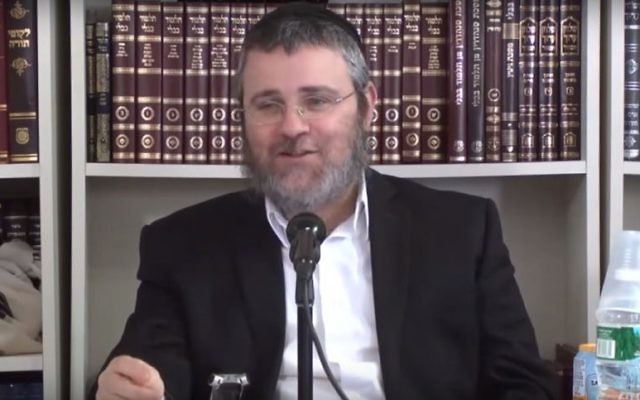 Le rabbin Dovber Pinson. (Crédit : capture d'écran YouTube/TheIYYUNCenter)