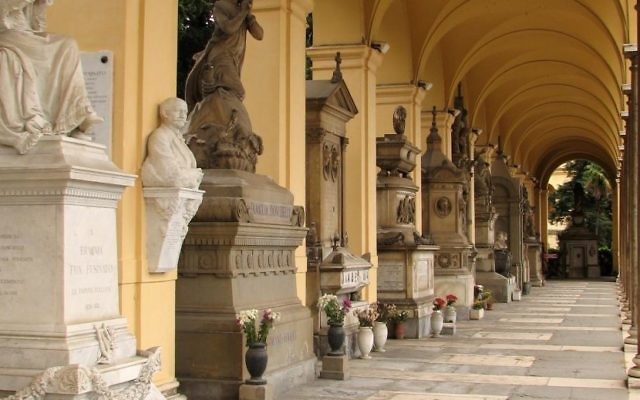 Une colonnade avec des monuments funéraires au  Campo Verano, à Rome. (Crédit : CC BY 2.0 Patrick Denker/Wikipedia)