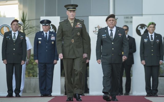 Les chefs d'Etat-major des armées américaine et israélienne, Joseph Dunford, à gauche, et Gadi Eizenkot, au quartier général de l'armée à Tel Aviv, le 9 mai 2017. (Crédit : unité des porte-paroles de l'armée israélienne)