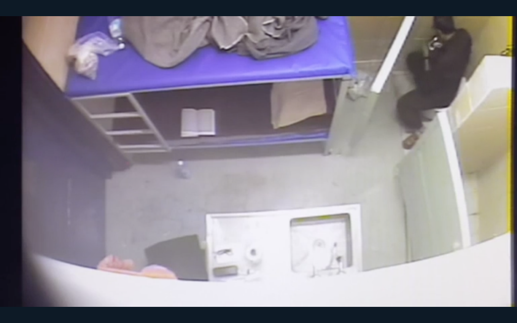 Marwan Barghouthi filmé en train de manger en secret dans sa cellule au moment où il mène une vaste grève de la faim des détenus palestiniens. (Crédit : capture d'écran Service des prisons israéliennes)
