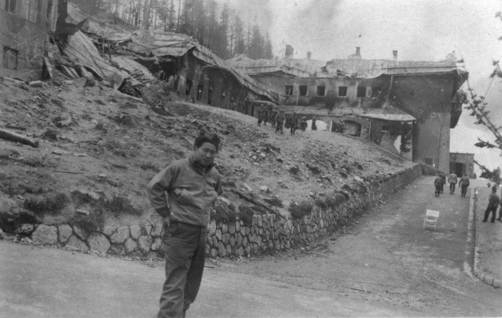 Un soldat japonais américain prend la pose aux abords du Berghof détruit, la retraite de Hitler dans la montagne des Alpes bavaroises (Autorisation : USHMM/Eric Saul)