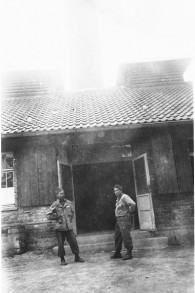 Deux soldats nippo-japonais aux côtés du 522ème Régiment d'artillerie face au crématorium du camp de concentration de Dachau après la libération (Autorisation : USHMM/Eric Saul)