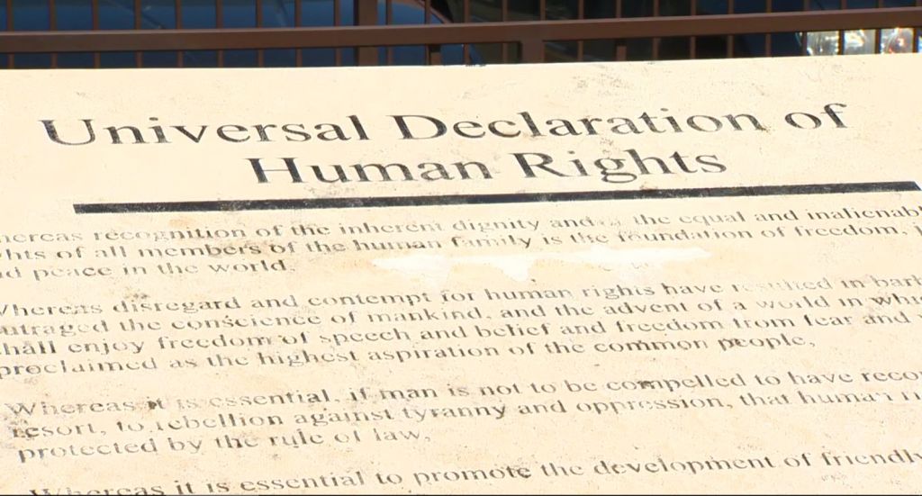 La Déclaration universelle des Droits de l'Homme au mémorial d'Anne Frank à Boise dans l'Idaho, qui a été vandalisé le 10 mai 2017. (Crédit : capture d'écran KTVB.com)
