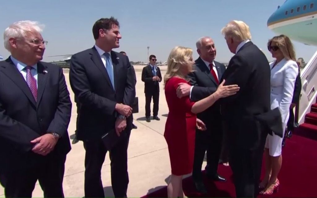 Le Premier ministre Benjamin Netanyahu et son épouse Sara accueillent le président américain Donald Trump à son arrivée à Ben Gurion, le 22 mai 2017. (Crédit : capture d'écran GPO)